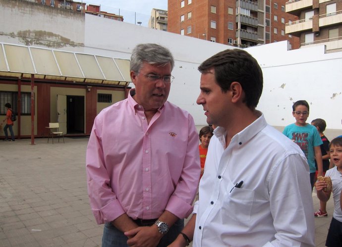 José Enrique Fernández de Moya (i) conversa con el concejal Manuel Heras.