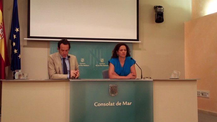 El portavoz del Govern, Marc Pons, y la consellera de Hacienda, Catalina Cladera