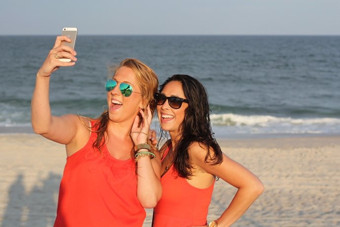 Dos mujeres se hacen un selfie en la playa