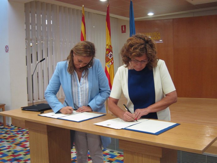 Mayte Pérez y María Victoria Broto, en la firma del protocolo este viernes