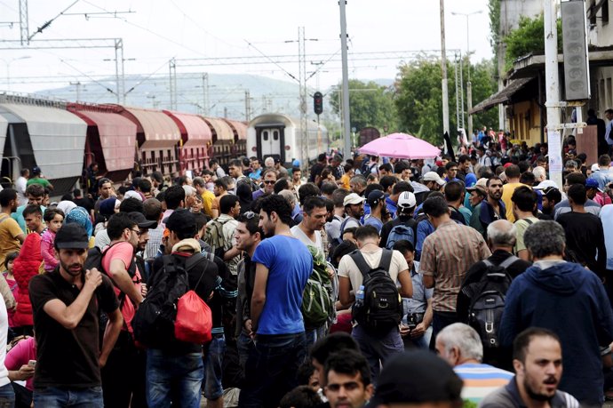 Inmigrantes en Gevgelija tras cruzar desde Grecia