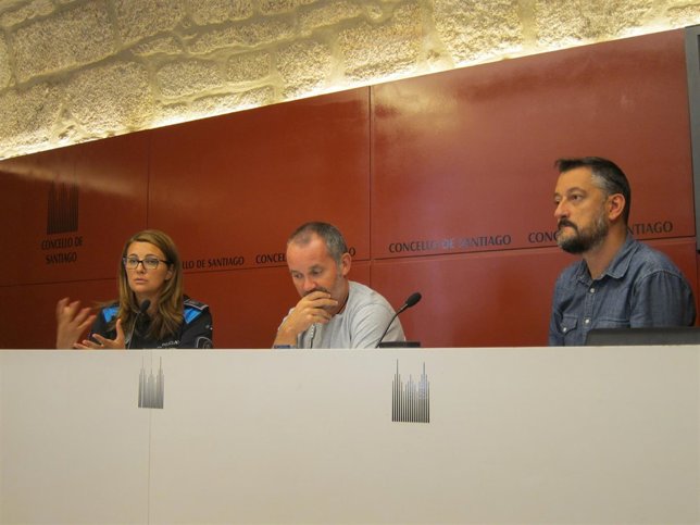 Diana Parente (Policía Local de Santiago) y Xan Duro en rueda de prensa