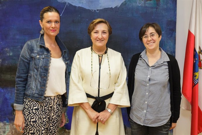 La consejera con la alcaldesa y la concejala