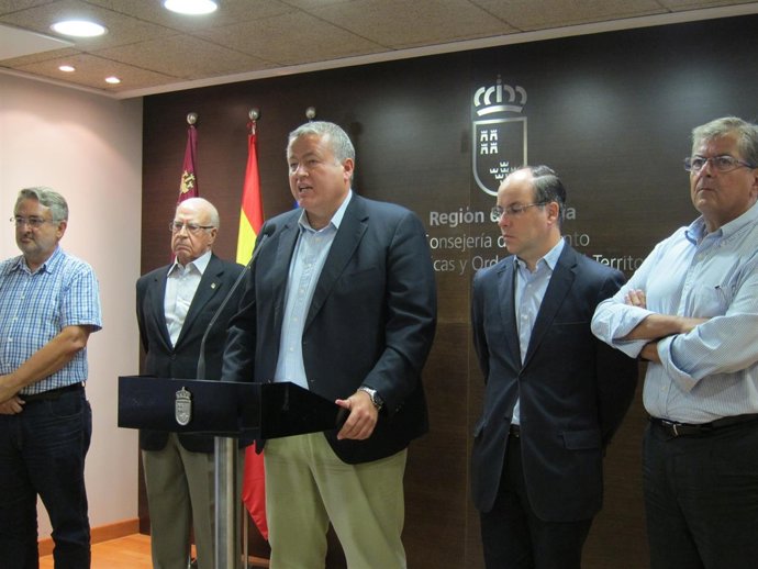 Bernabé, con los decanos en la rueda de prensa