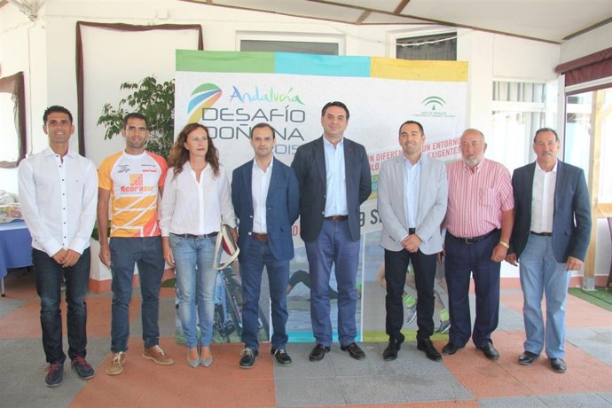 El consejero de Turismo y Deporte presentando el Desafío Doñana