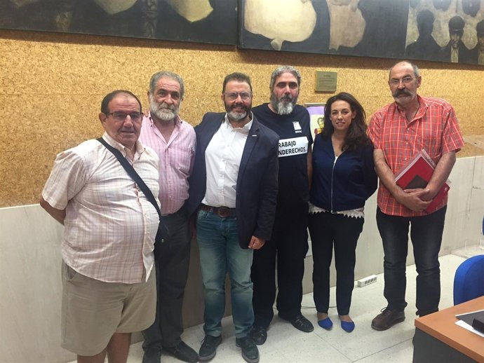 Valdivielso (3i) con representantes de la Asociación de Vecinos Passo.