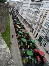 Más de un millar de tractores rodean por segundo día la muralla de Lugo