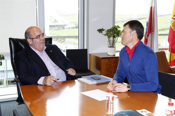 El consejero con el alcalde de Ruesga