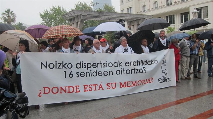 Concentración de las familias de las 16 víctimas provocadas por la dispersión