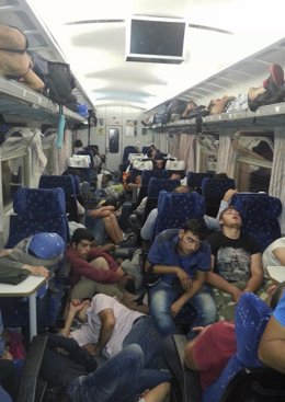 Inmigrantes refugiados en la estación de tren de Hungría