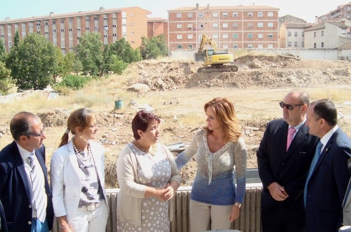 El rector, el consejero y la presidenta de las Cortes visitan el solar