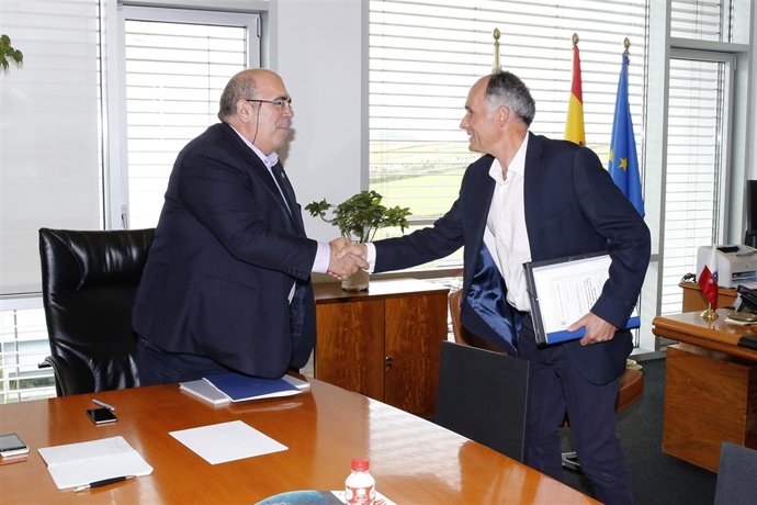 Oria con el alcalde de Soba 