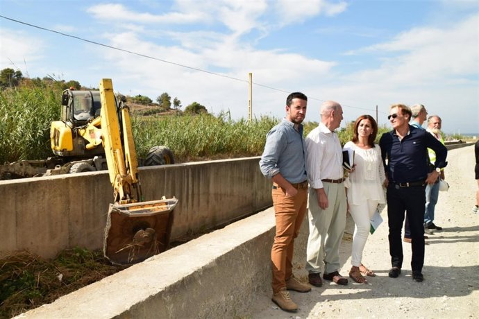La delegada de Medio Ambiente junto al alcalde de Torrenueva.