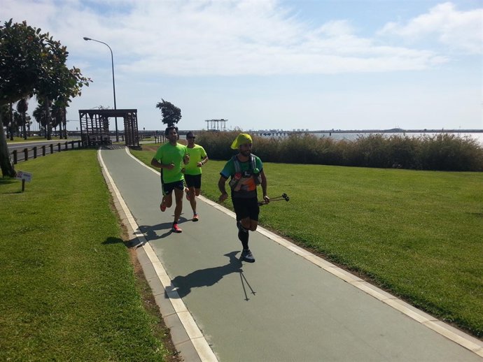 Llega a Huelva el deportista malagueño que hace el reto 'Al-Andarun'.