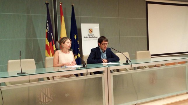 El conseller de trabajo y comercio, Iago Negueruela, y la directora de comercio