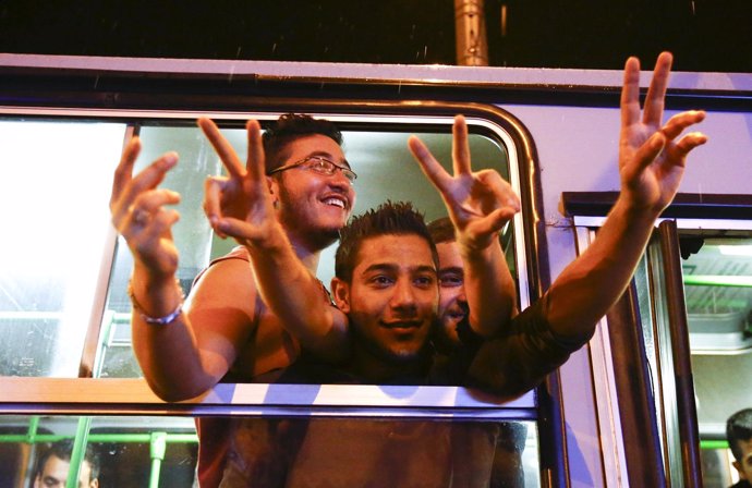Refugiados llegan a la frontera con Austria en autobuses fletados por Hungría