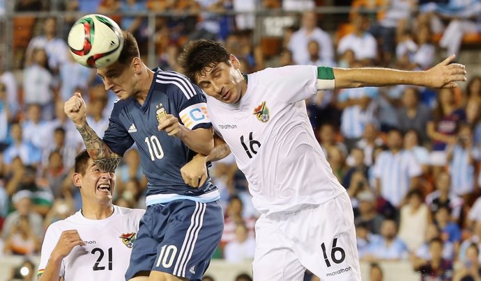 Messi con la selección argentina y Ronald Raldes de Bolivia