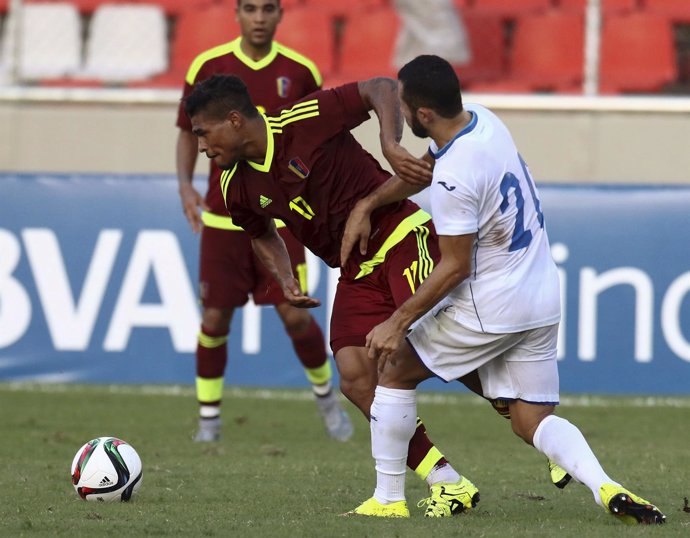 José Martínez selección Venezuela con Alfredo Mejia Honduras