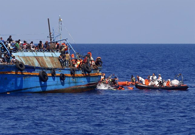 Barco inmigrantes refugiados Libia