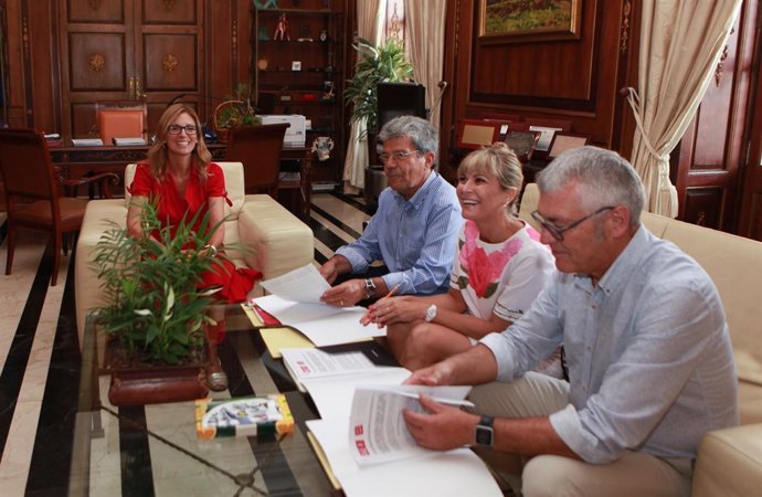 Amparo Marco en una reunión con Susana Ros, Pep Lluís Grau y Enrique Navarro