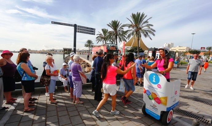Informando a los turistas de cruceros en el muelle de Las Palmas