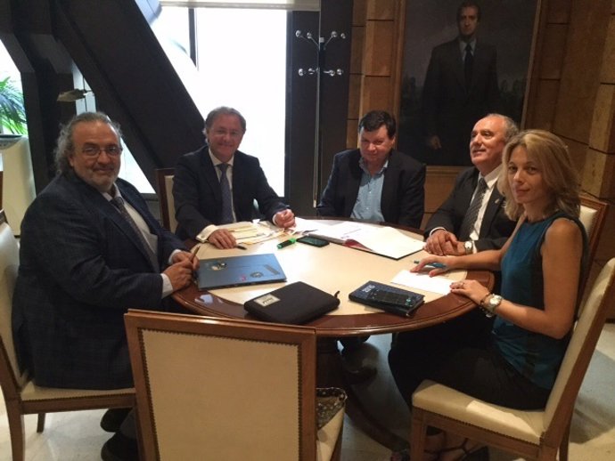 Moragues con miembros de la directiva de la FSMCV