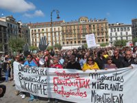 Cientos de personas se manifiestan  en protesta por la crisis de refugiados