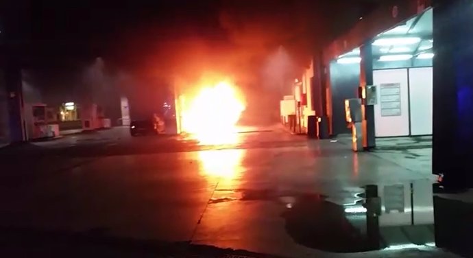Coche incendiado en una gasolinera de Palma