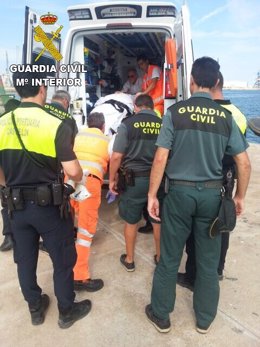 La Guardia Civil rescata a un hombre tras caer al agua en el puerto