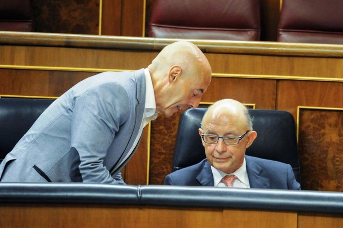 Antonio Hurtado entrega firmas a Cristóbal Montoro