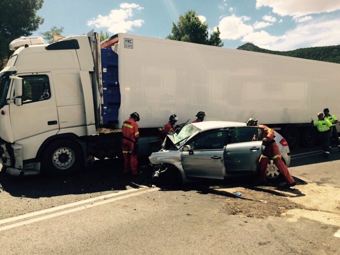Accidente entre un coche y un camión en Font de la Figuera