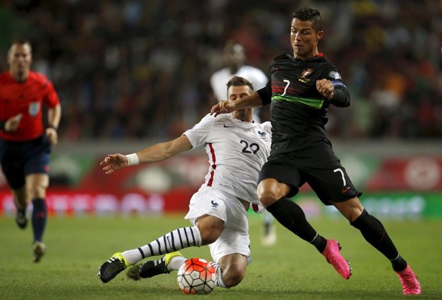Morgan Schneiderlin pelea con Cristiano Ronaldo en un amistoso Portugal-Francia
