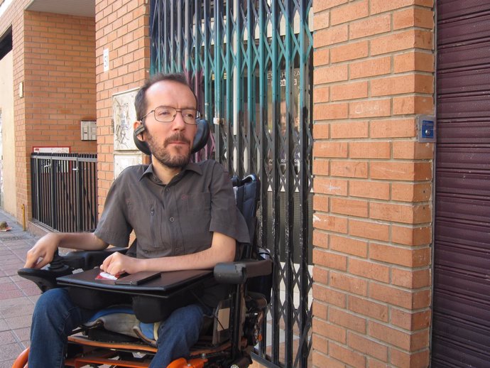 Pablo Echenique (Podemos), ante la sede de la formación en Zaragoza