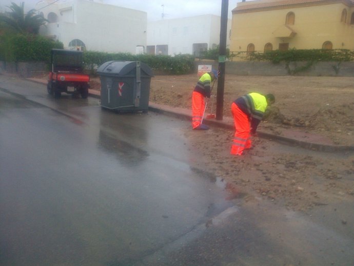 Tareas de arrastre por fuertes lluvias en Vera, Almería