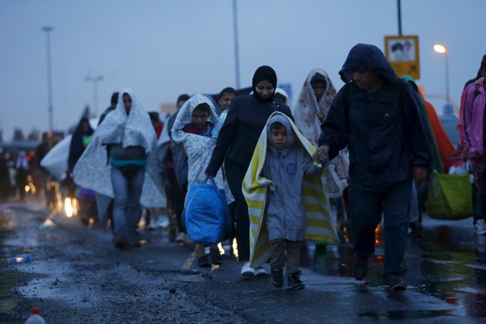 Refugiados llegan a la frotnera austriaca procedentes de Hungría