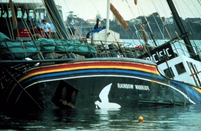 El 'Rainbow Warrior' de Greenpeace semihundido en Auckland