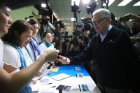El presidente interino de Guatemala deposita su voto y pide recuperar la fe en asuntos políticos
