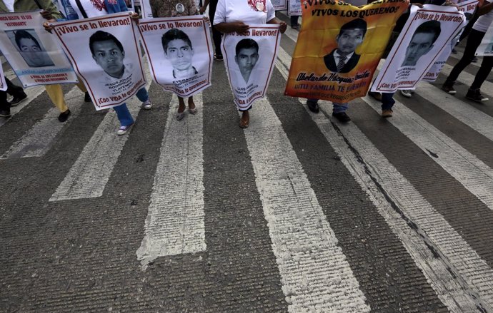 Padres de normalistas de Ayotzinapa se manifiestan en México