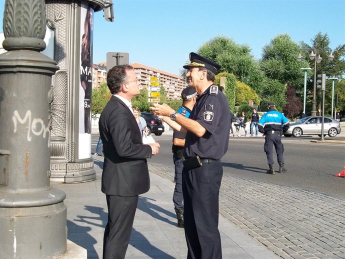 Fernando Salguero (izquierda), visita uno de los controles.