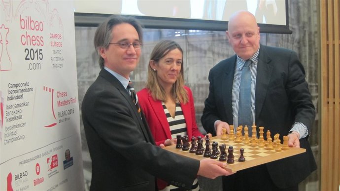 El comentarista Leontxo García con Nora Sarasola y Asier Alea