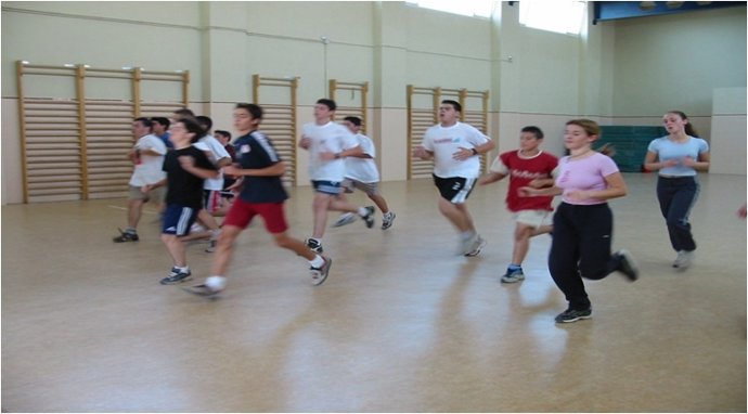 Alumnos haciendo Educación Física.