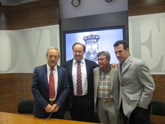 El Alcalde de Oviedo y el concejal de cultura con los representantes del Oviedo 