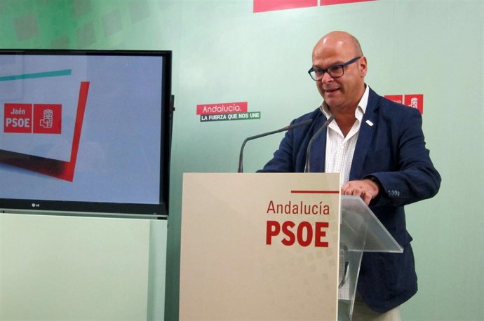 El secretario general del PSOE de Jaén, Manuel Fernández, en rueda de prensa.