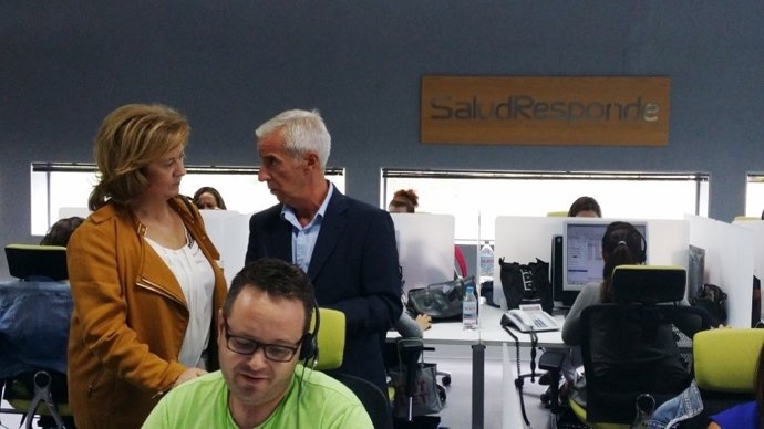 Teresa Vega, junto a José María González, en la sede de Salud Responde.