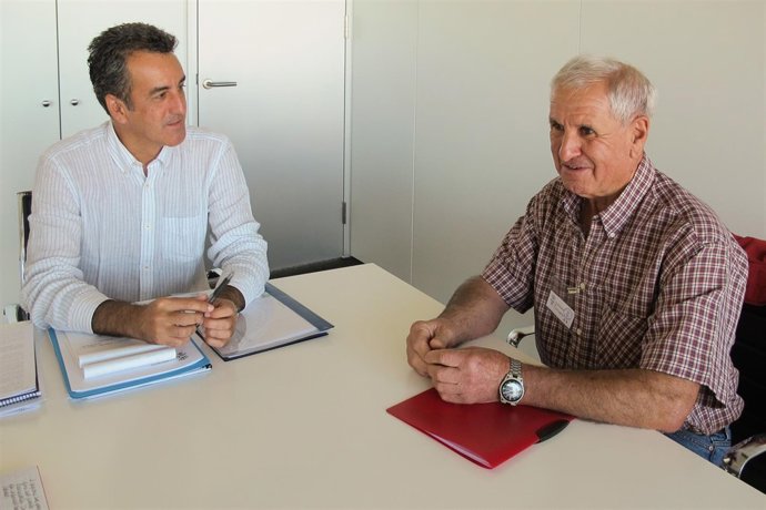 El consejero se reúne con el alcalde de Herrerías