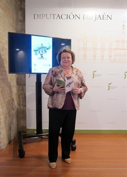 La vicepresidenta de la Diputación de Jaén, Pilar Parra, con la memoria de 2014.