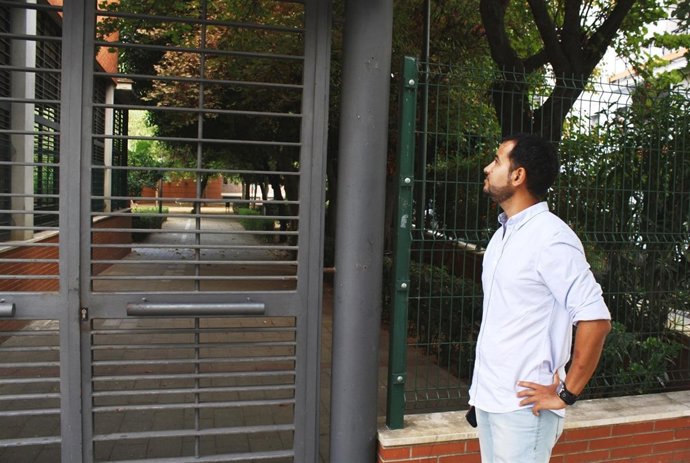 González Rojas examinala reja.