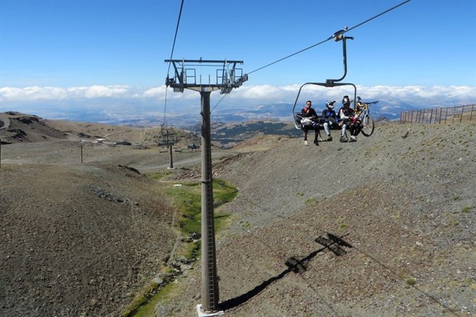 Ciclistas subiendo al 'bike park' este verano.