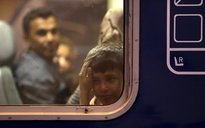 Refugiado subido a un tren en la estación de Budapest (Hungría)