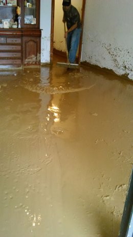 Un vecino de Monturque achica agua en su casa